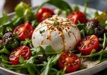 Salada com burrata, tomate cereja e rúcula
