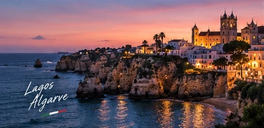 Falésias e centro histórico de Lagos ao pôr do sol