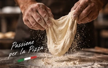 Mãos a esticar massa de pizza sobre bancada enfarinhada